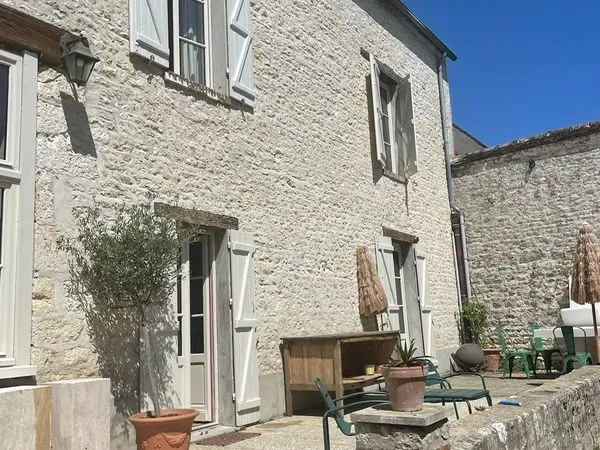Maison 5 chambres avec piscine et annexes à aménager