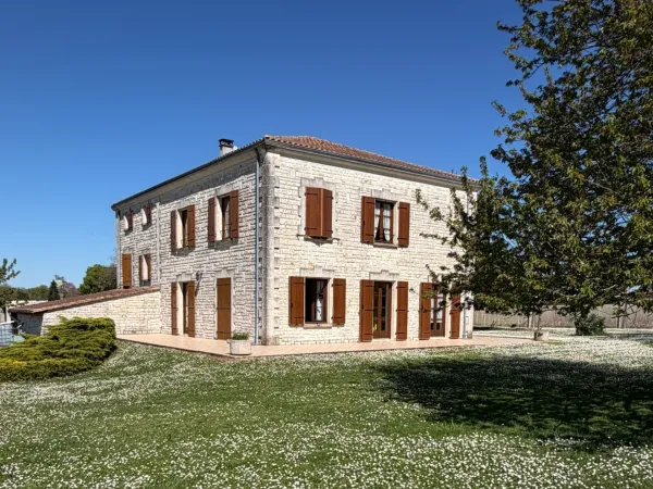 Brie. Maison en pierre de 200 m² sur une parcelle de 3392 m²