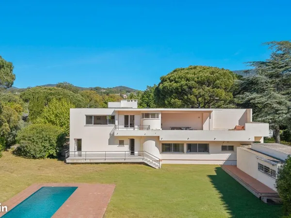 Villa 8 pièces 343 m²