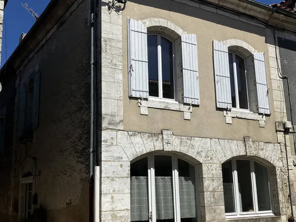 Maison de bourg rénovée 3 chambres centre Lisle, idéal pour investisseur