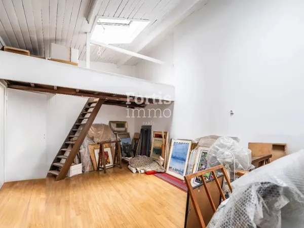 PARIS 18 - GRANDES CARRIERES - LOCAL POUR ATELIER OU BUREAU