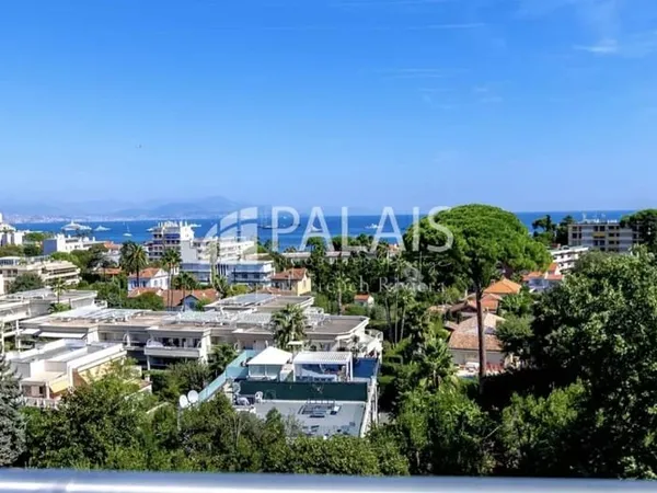 ANTIBES / CAP - SPLENDIDE VILLA CONTEMPORAINE RÉNOVÉE DE 320 M² SITUÉE DANS UN DOMAINE PRIVÉ PRIX : 