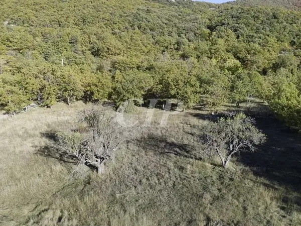 AIGUINES TERRAIN A BÂTIR AU CALME