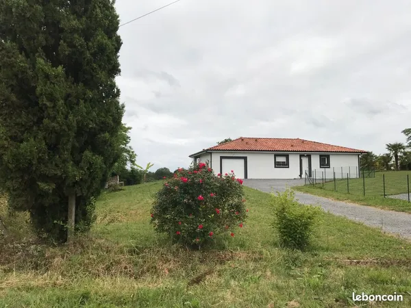 Maison individuelle avec terrasse couverte, garage et jardin