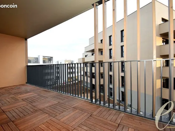 VILLEFRANCHE SUR SAÔNE rue Claude Vignard : Appartement traversant 4 pièces de 76 m² avec balcon et 