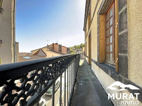 VOLVIC - IMMEUBLE DE 240 M² À RÉNOVER - FORT POTENTIEL
