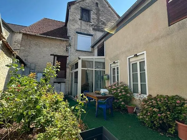 MAISON DE VILLAGE 145m2 HABITABLES , COUR et GARAGE
