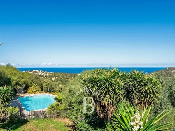 Villa 7 pièces 242 m²