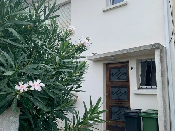 Maison avec jardinet meublée