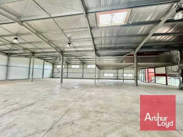 Local d'activité 1040 m²