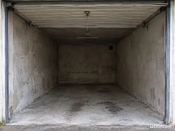 Loue box 11m2 dans résidence sécurisée
