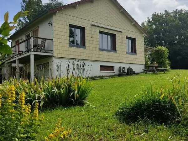 Vivre avec gîtes sur 3 ha au centre de la France avec une vue fantastique