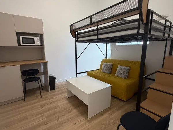 Chambre meuble avec coin repas