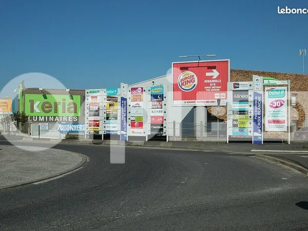 Local commercial 224 m²
