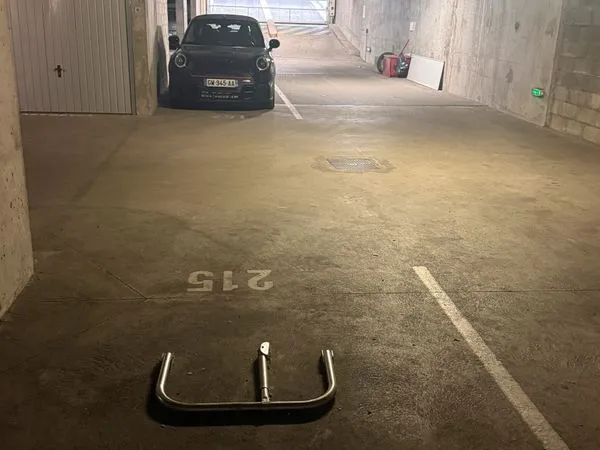 Place de parking sous-sol sécurisée — Lyon 7e Mérieux