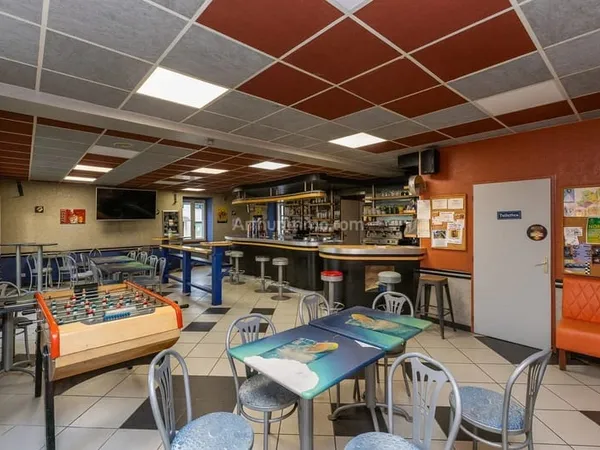 Pépite CHR en Isère : 680 m² d'outils fonctionnels (11 Ch, Bar Licence IV, Piscine) pour 3000 €/mois