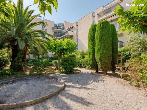 A LOUER A L'ANNEE 33M2 Parking Proche centre