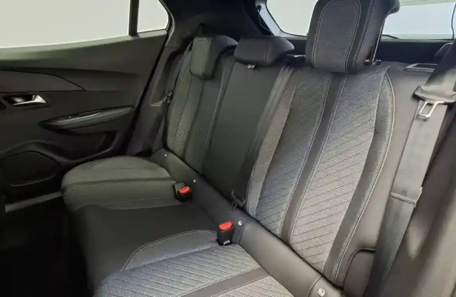 Peugeot 2008 hybrid 145 e-dcs6 — photo 10