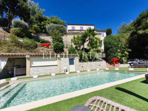 Splendide propriété de 300 m² en excellent état avec home cinéma, superbe piscine et pool house