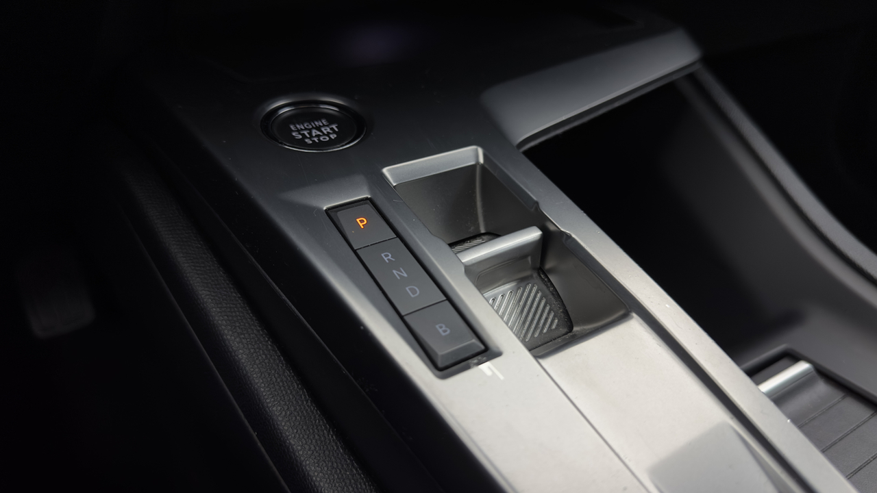 Peugeot 308 SW PHEV 180 e-EAT8 — photo 29