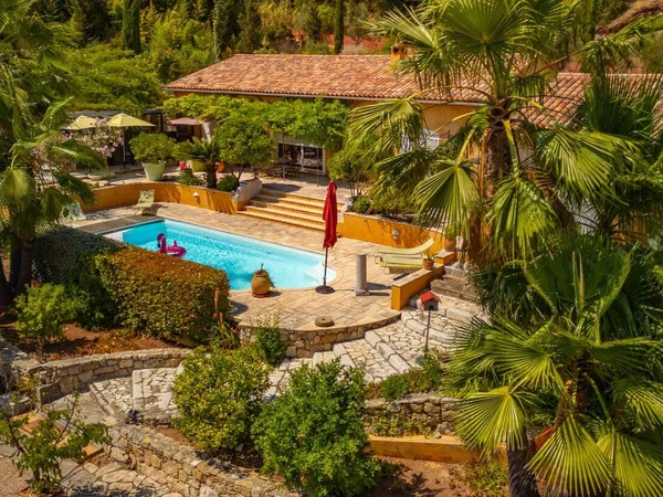 Maison de plain-pied 6 pièces 240 m²