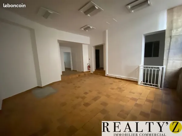 Local commercial 156 m²