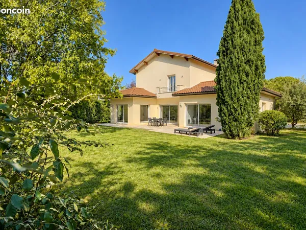 Maison de 248 m², sur 1007 m², proche centre village