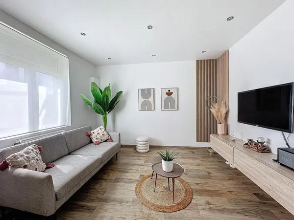 MAISON RENOVEE 2 CHAMBRES COMBLES JARDIN
