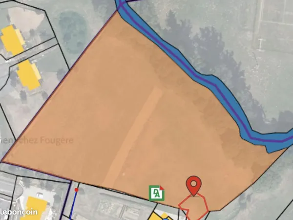 Un grand terrain proche du Bourg et des habitations. Terrain, non constructible, idéal pour créer un