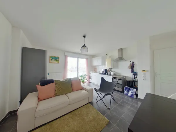 TOURS GIRAUDEAU - Appartement T3 avec grand balcon et parking couvert