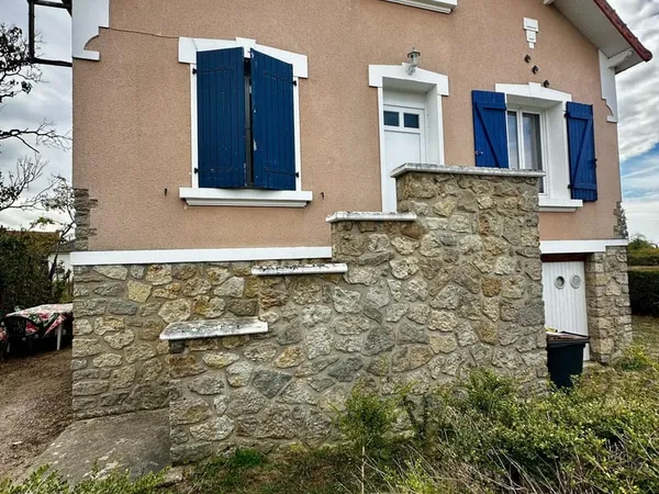 Maison sur sous sol avec 3 chambres, carport et un grand jardin