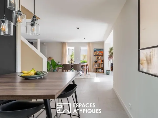 Maison contemporaine et sa vie de plain pied sur piscine
