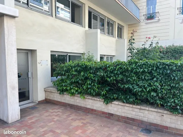 Bureaux à LOUER cloisonnés avec accès indépendant sur rue