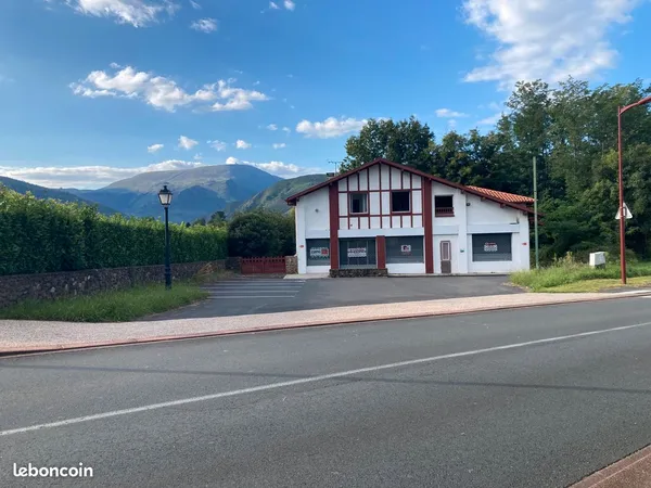 Vente commerce, parking avec logement de fonction étage
