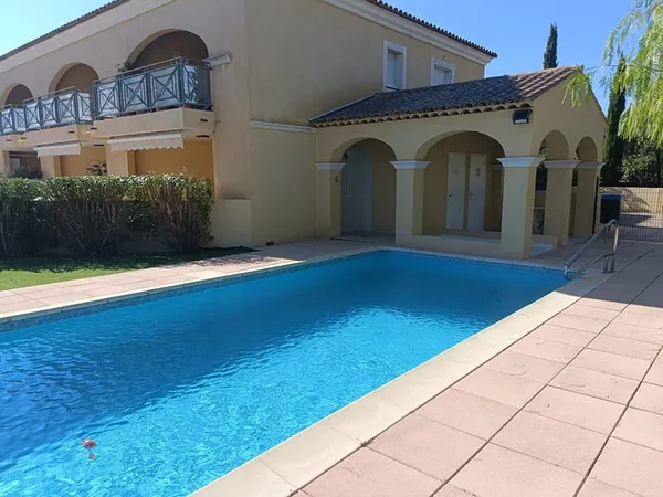 2 pièces en parfait état dans résidence avec piscine proche centre