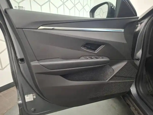 Renault Megane e-tech er ev60 130ch super charge — photo 21