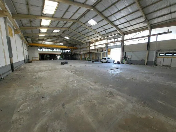 Local d'activité 1044 m²