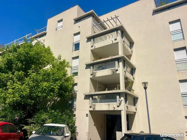 Superbe 2 pieces avec terrasse au calme boxe double fermé en option