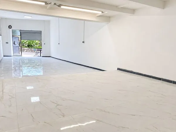 Local commercial 1 pièce 71 m²