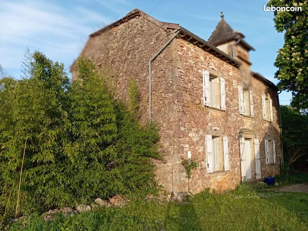 A vendre, 250 000, maison de campagne, 125 m2, dans un village de Villeneuve d'Aveyron
