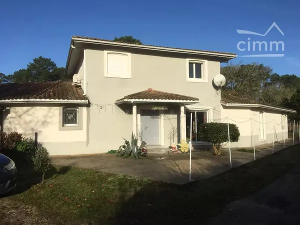 Maison spacieuse à Lugos : 12 pièces, 303 m²