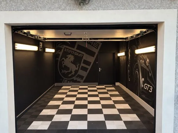 Location garde meuble box de stockage de 25 m2 200 euros par mois sécurisé caméra de surveillance