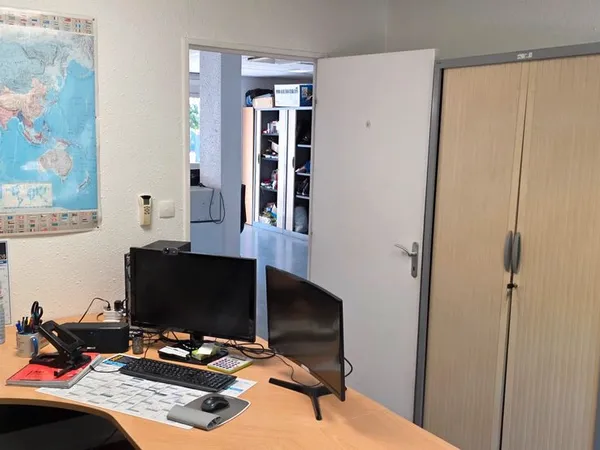 Bureau meublé lumineux de 13 m² en RDC avec jardin