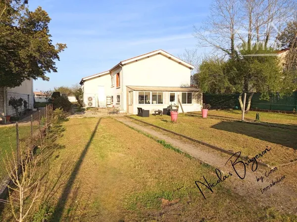 Maison familiale 4 chambres avec pompe à chaleur, garage et véranda – Proche centre de Montendre