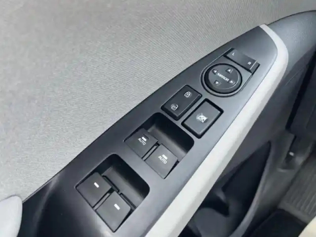 Hyundai Ioniq plug-in 141ch executive — photo 12