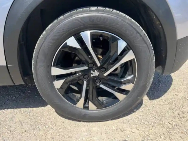 Peugeot 2008 electrique 136 ch — photo 11