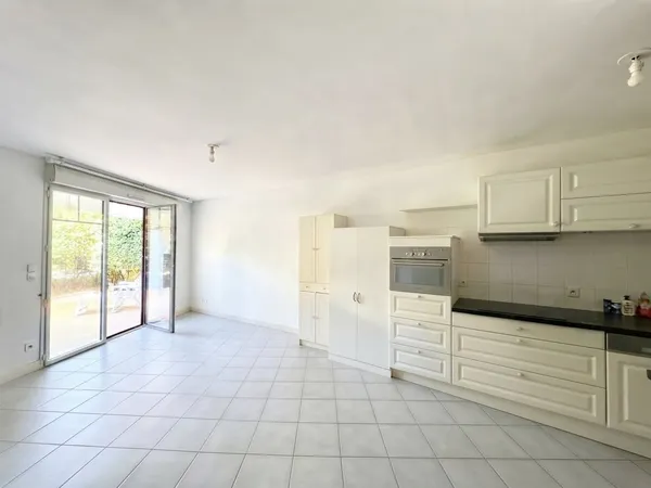 Opportunité ! Appartement rez-de-jardin + parking