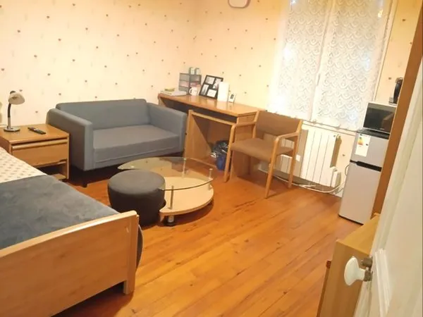 Chambre meublée type semi-studio - 500 CC - Face ISTY