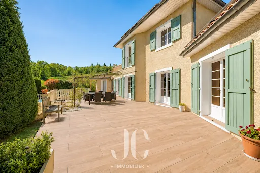 Maison 9 pièces 230 m²
