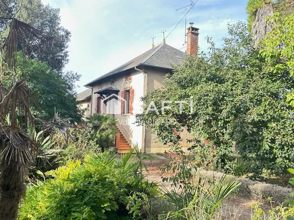 Maison avec dépendances et terrain d'env. 1,5 ha.